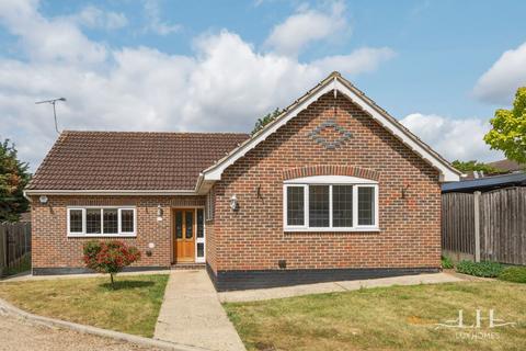 3 White Gates, Hornchurch, RM12 4XB