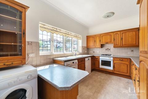 3 White Gates, Hornchurch, RM12 4XB