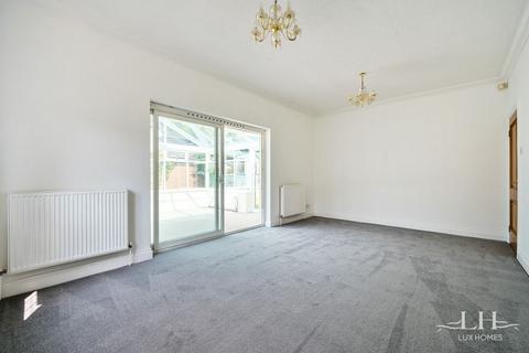 3 White Gates, Hornchurch, RM12 4XB