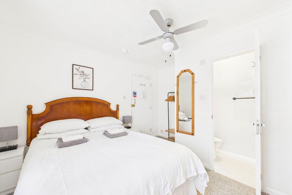 Guest bedroom with en-suite
