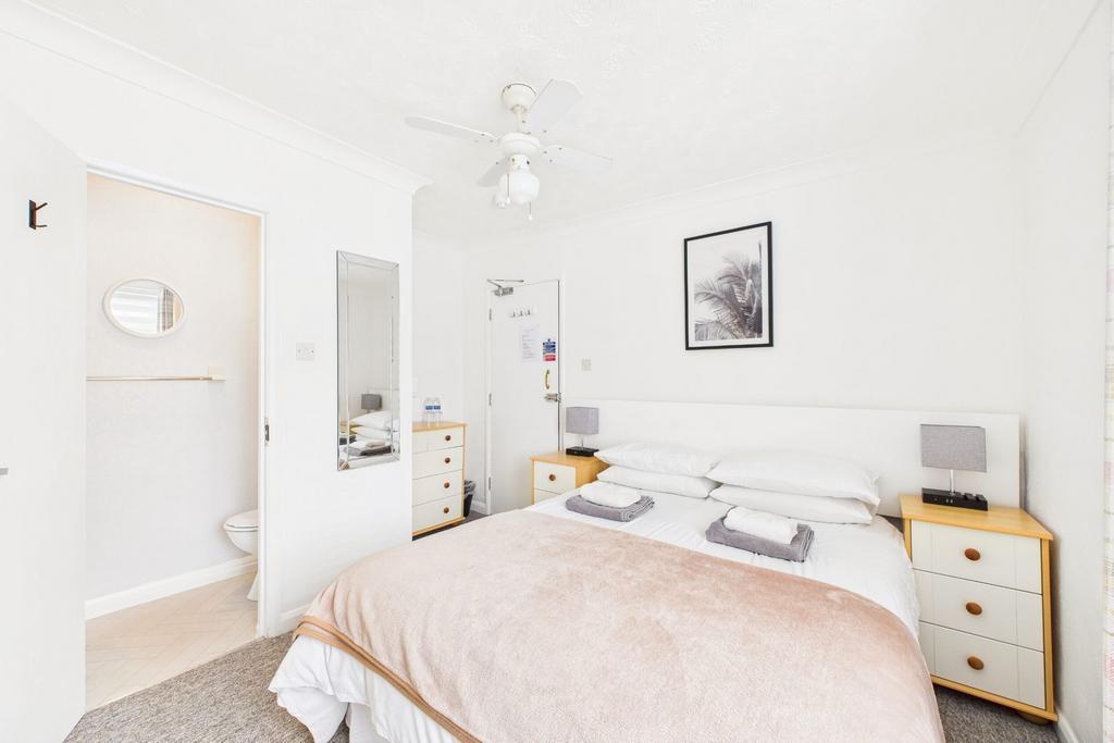 Guest bedroom with en-suite