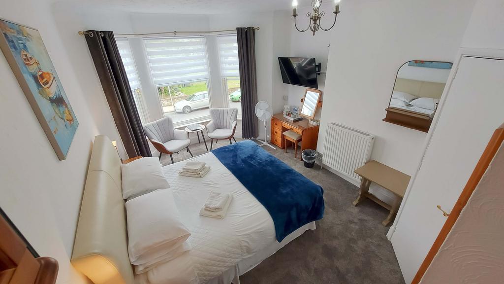 Guest bedroom with en-suite