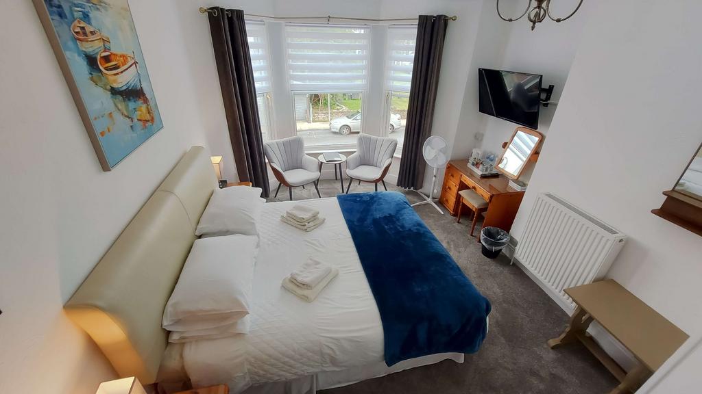 Guest bedroom with en-suite