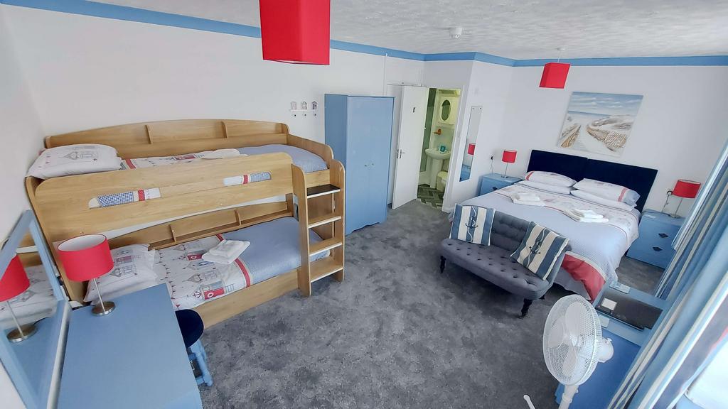 Guest bedroom with en-suite