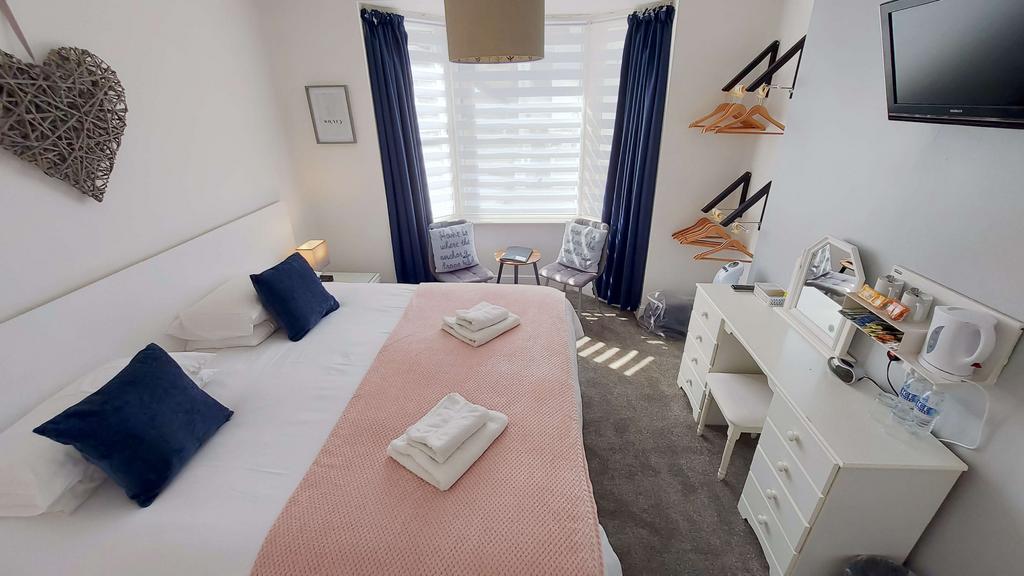 Guest bedroom with en-suite