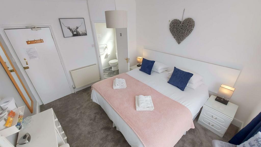 Guest bedroom with en-suite