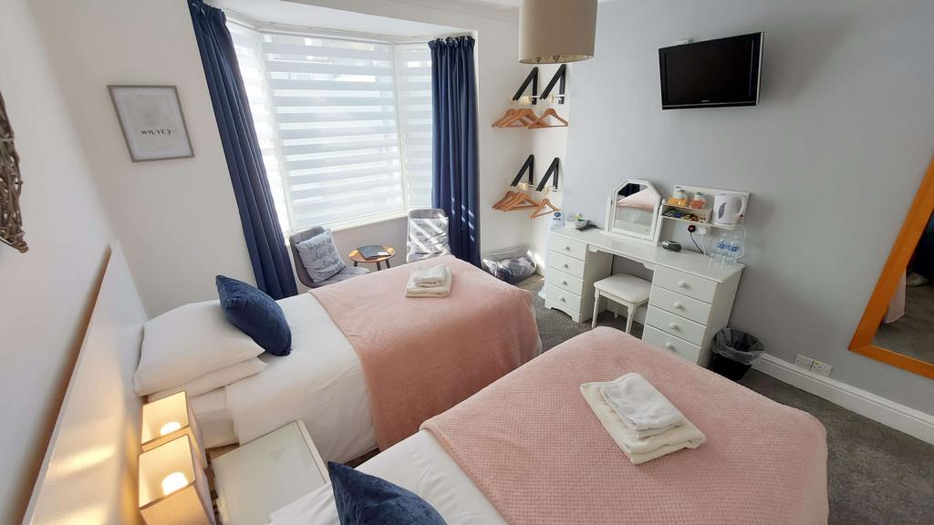 Guest bedroom with en-suite