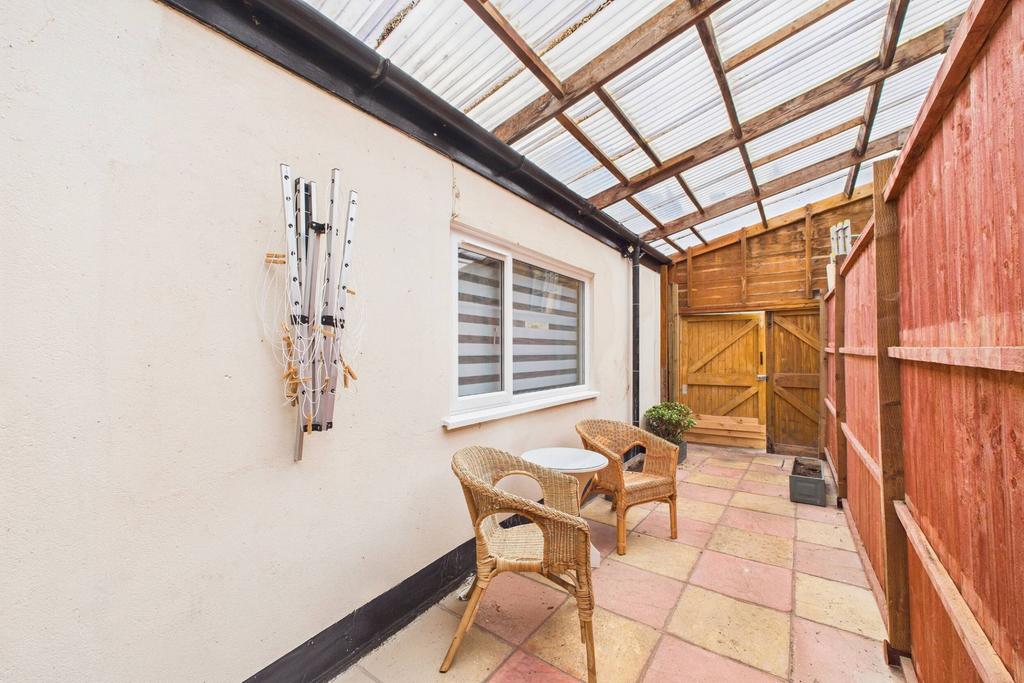 Self-contained flat with courtyard garden