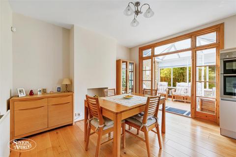20 Erlesmere Gardens, London, W13 9TY
