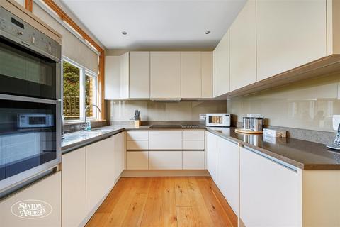 20 Erlesmere Gardens, London, W13 9TY