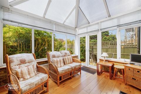 20 Erlesmere Gardens, London, W13 9TY