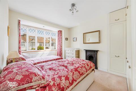 20 Erlesmere Gardens, London, W13 9TY