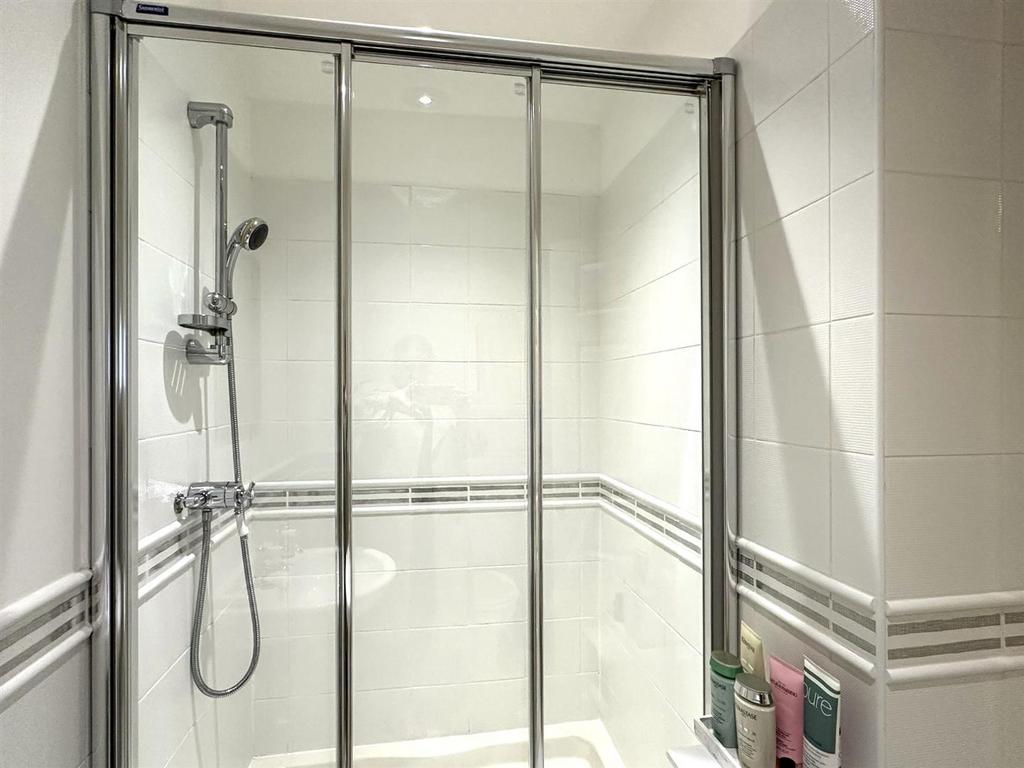 Ensuite shower room/wc
