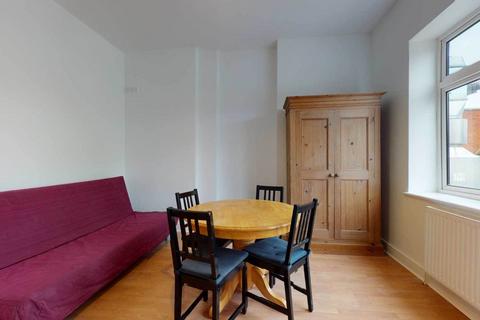 2 bedroom flat to rent, Upper Tooting Road, London SW17