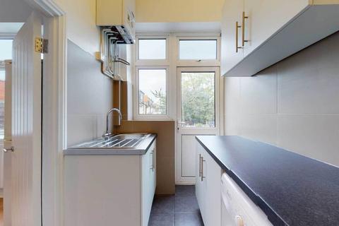 2 bedroom flat to rent, Upper Tooting Road, London SW17