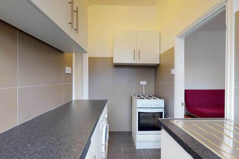 2 bedroom flat to rent, Upper Tooting Road, London SW17