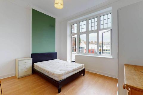 2 bedroom flat to rent, Upper Tooting Road, London SW17