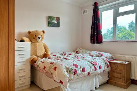 38 Bramley Way, Ashtead, KT21 1QY