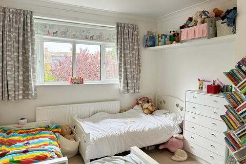 38 Bramley Way, Ashtead, KT21 1QY