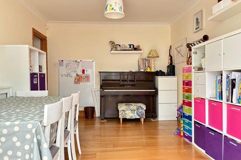 38 Bramley Way, Ashtead, KT21 1QY