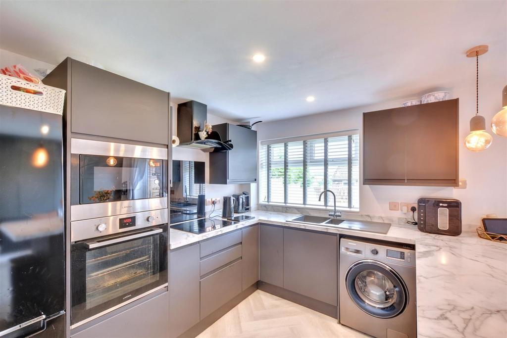 Kitchen 2.jpeg