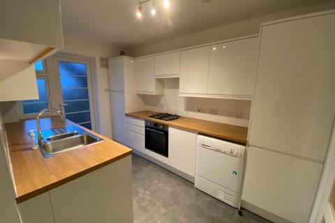 2 bedroom flat to rent, 2 Bedroom Flat – Beverley Court , Western Road, N2