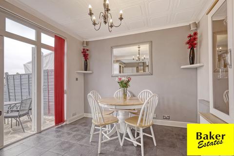 3 bedroom terraced house for sale, New North Road, Ilford IG6