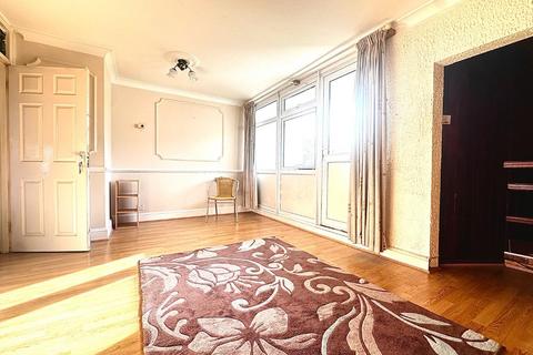4 bedroom flat to rent, Gough Walk, London E14