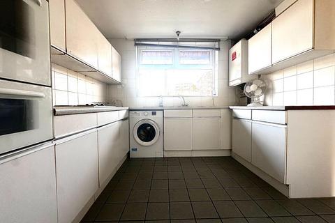 4 bedroom flat to rent, Gough Walk, London E14