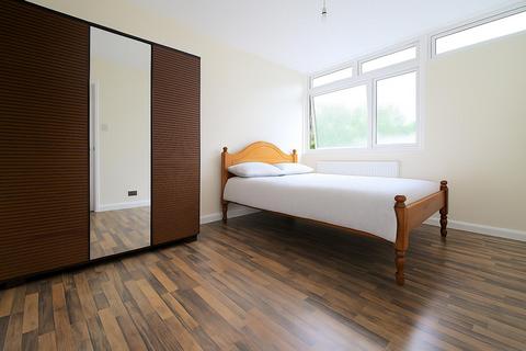 4 bedroom flat to rent, Crowder Street, London E1