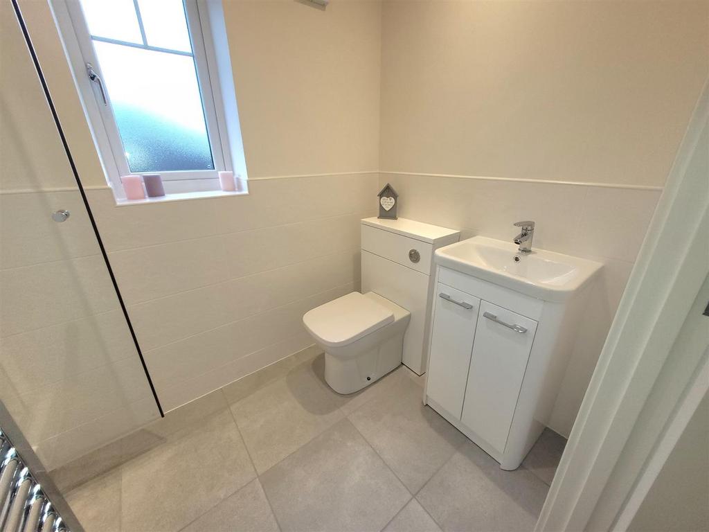 Chestnut en-suite.jpg