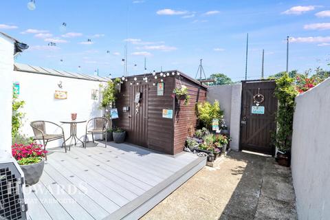 5 bedroom terraced house for sale, North Denes Road, Great Yarmouth