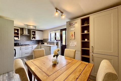 460 Wakefield Road, Huddersfield, HD5 8PS