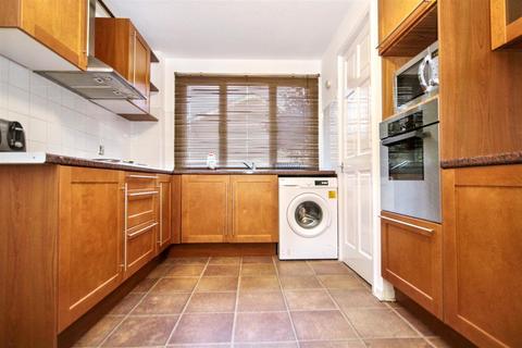 1 bedroom in a house share to rent, Rye Close, Guildford