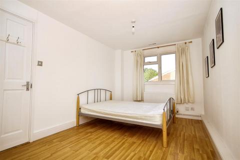 1 bedroom in a house share to rent, Rye Close, Guildford