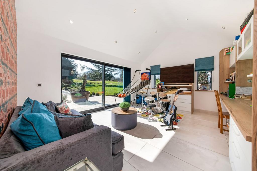 Sitting/family room