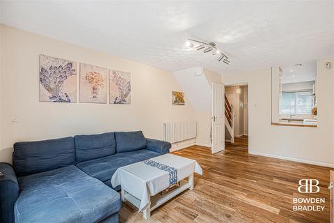 2 bedroom house for sale, Laing Close, Hainault