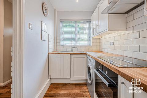2 bedroom house for sale, Laing Close, Hainault