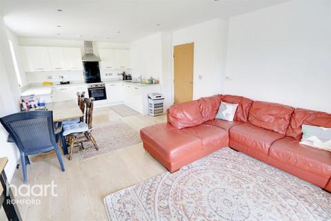 3 bedroom apartment to rent, Wideford Drive, Romford