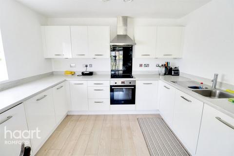 3 bedroom apartment to rent, Wideford Drive, Romford