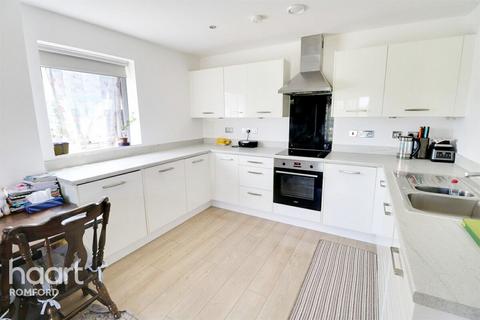 3 bedroom apartment to rent, Wideford Drive, Romford