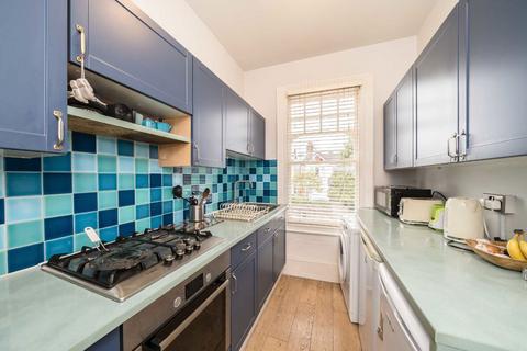 2 bedroom flat to rent, Salford Road, London SW2