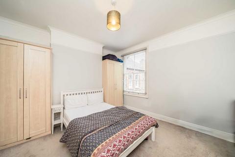2 bedroom flat to rent, Salford Road, London SW2