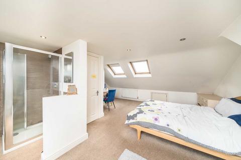 2 bedroom flat to rent, Salford Road, London SW2