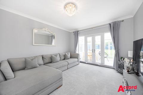 2 bedroom semi-detached bungalow for sale, Heather Gardens, Romford, RM1
