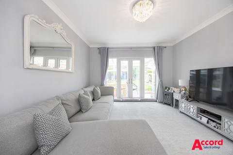 2 bedroom semi-detached bungalow for sale, Heather Gardens, Romford, RM1
