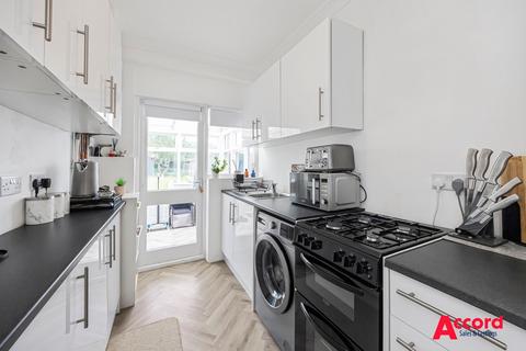 2 bedroom semi-detached bungalow for sale, Heather Gardens, Romford, RM1