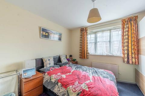 2 bedroom flat for sale, Symphony Close, Edgware, HA8