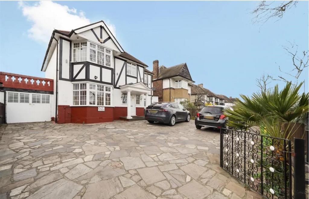 Old Church Lane, London NW9 6 bed semi-detached house - £5,700 pcm (£