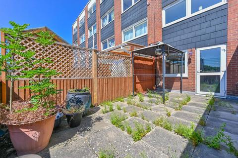 2 bedroom flat for sale, Evering Road, Stoke Newington, London, N16
